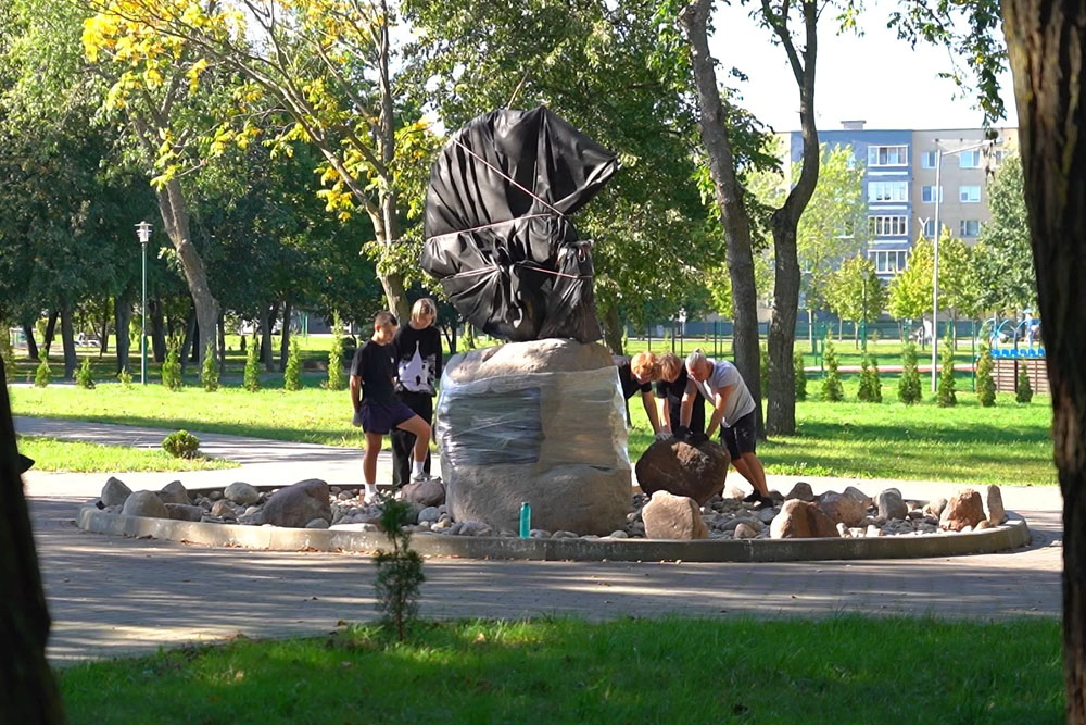 Памятник белорусской креветке