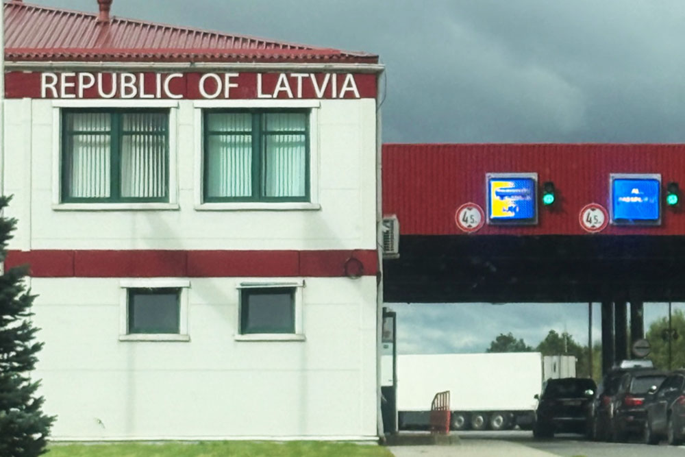 Латвия ввела новые ограничения для туристов Граница Латвии